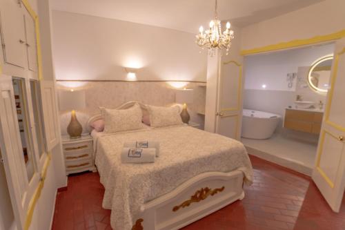 a bedroom with a bed and a bathroom with a tub at Posada del Angel in Salento