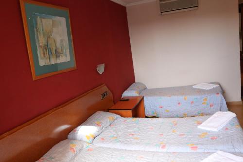 Ένα ή περισσότερα κρεβάτια σε δωμάτιο στο Hostal Cataluña