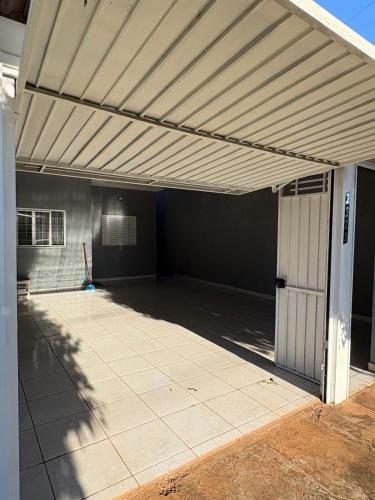 a garage with awning on the side of a building at Casa próx senai e quartel in Três Lagoas