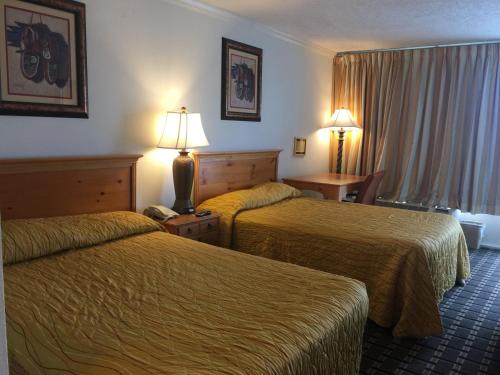 Ένα ή περισσότερα κρεβάτια σε δωμάτιο στο Houston Inn and Suites