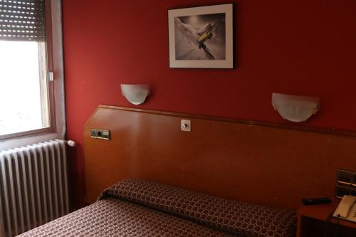 Ένα ή περισσότερα κρεβάτια σε δωμάτιο στο Hostal Cataluña