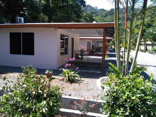 uma pequena casa com um alpendre e algumas plantas em Puerto Vargas lodge em Cahuita