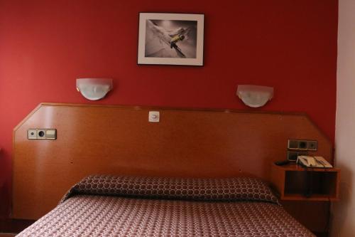 Ένα ή περισσότερα κρεβάτια σε δωμάτιο στο Hostal Cataluña