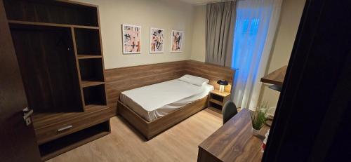 a small room with a bed and a table at Drei Schweizer Hotel in Neuwied