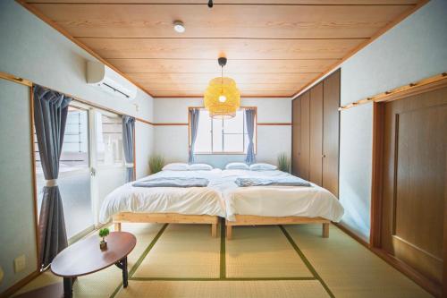 a bedroom with a large bed with a wooden ceiling at 春日レジャーホテル in Fukuoka