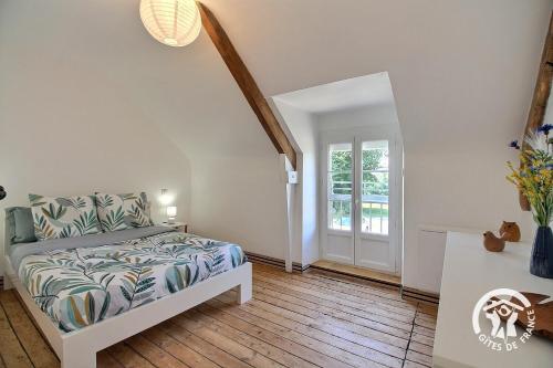 a bedroom with a bed and a window at De la roche in Langourla