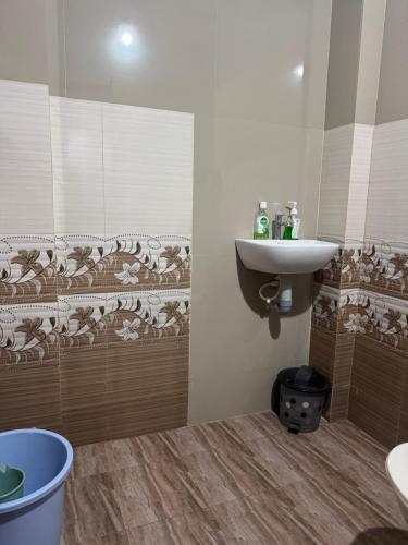 a bathroom with a sink and a tub at Nandbhavan Guruvayur in Guruvāyūr