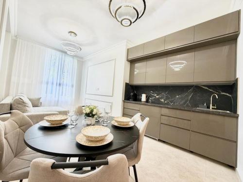 Apartment with Garden Near Beach and Tram