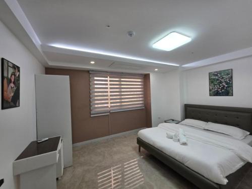a bedroom with a large bed and a window at clark terrace condo with 2bedroom near airport hann casino in Tibo