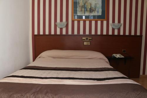 Ένα ή περισσότερα κρεβάτια σε δωμάτιο στο Hostal Cataluña