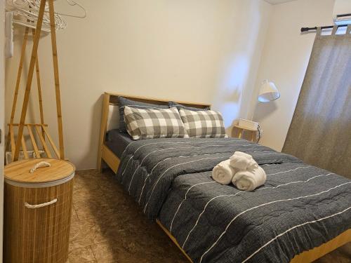 a bedroom with a bed with two towels on it at Balina-Blume in Kathu