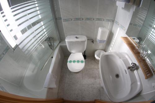 Ένα μπάνιο στο Hostal Cataluña