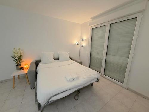 Charming cozy studio with sunny balcony
