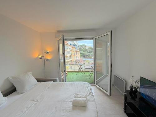 Charming cozy studio with sunny balcony