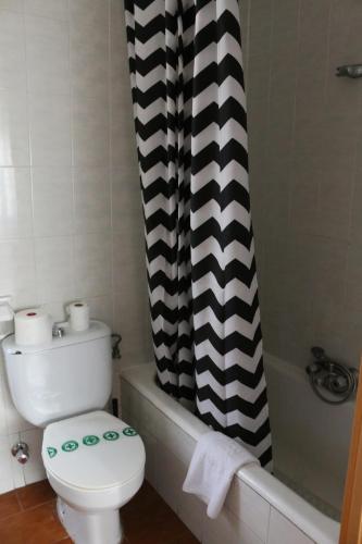 Ένα μπάνιο στο Hostal Cataluña