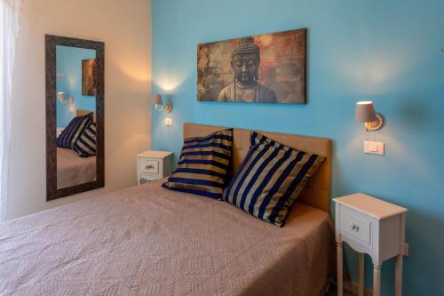 a bedroom with a bed and a portrait of a statue at B&B Santiago in Milano Marittima