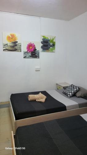 a bed in a room with two pictures on the wall at Chambre Studio Bas Prix in Port Louis