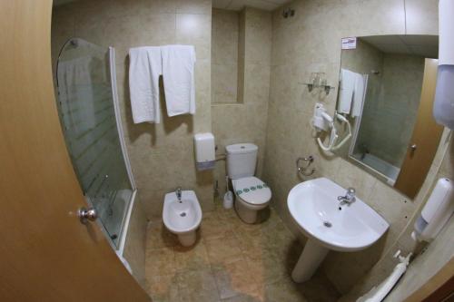 Ένα μπάνιο στο Hostal Cataluña