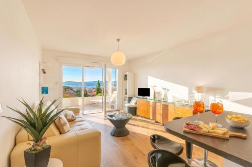 1 Bedroom Apt - Splendid View & Pool - Happy Rentals
