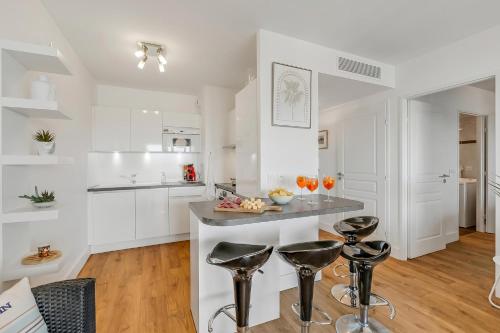 1 Bedroom Apt - Splendid View & Pool - Happy Rentals