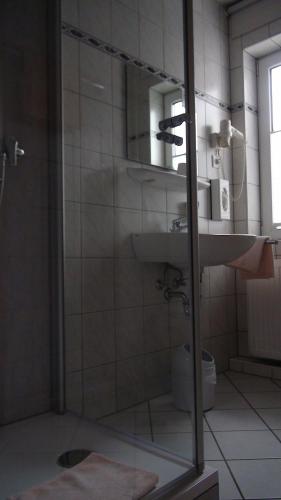 a bathroom with a shower and a sink at Hotel Bigger Hof - Wirtshaus Platzhirsch am Jahnplatz in Olsberg