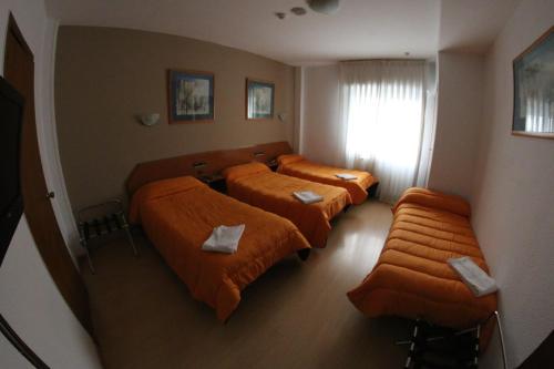 Ένα ή περισσότερα κρεβάτια σε δωμάτιο στο Hostal Cataluña