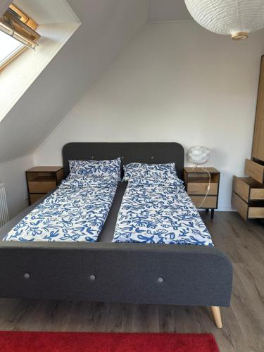 a bed in a small room with a red rug at Quendel & Äpfel Ferienhaus in Neu Wulmstorf