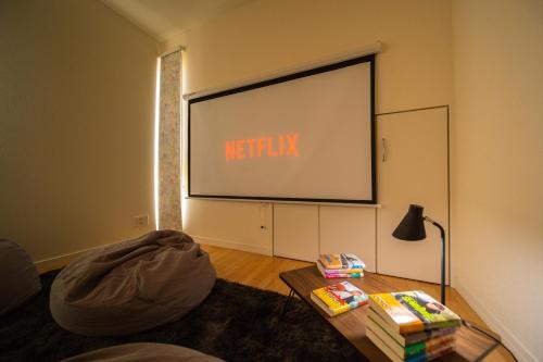 a living room with a screen with the words netflix at Zekkei in Omachi