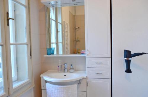 y baño con lavabo y espejo. en Guesthouse Soul en Liubliana