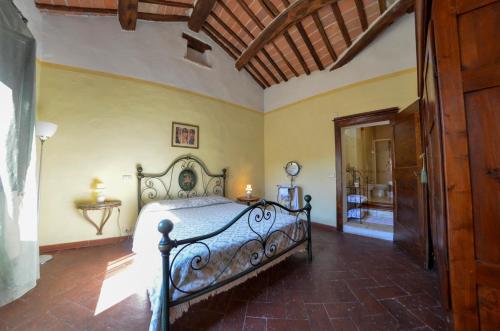 a bedroom with a bed in a room at Raggi di Sole in Cortona