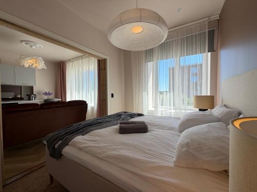 a bedroom with a large bed with a large window at Jakobsoni 15 Apartmendid in Viljandi