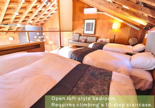 a room with four beds in a room with at SUMITSUGU HOUSE Atelier in Kumamoto