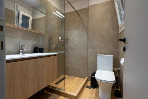 ein Badezimmer mit Dusche, Toilette und Waschbecken in der Unterkunft ERA Suites in Stomio