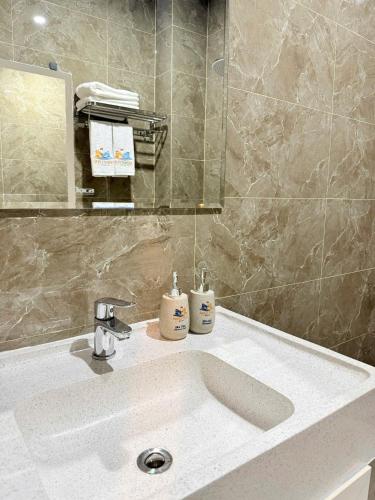 a bathroom with a white sink and a mirror at Minh Hai Hotel Lao Bao in Lao Bao