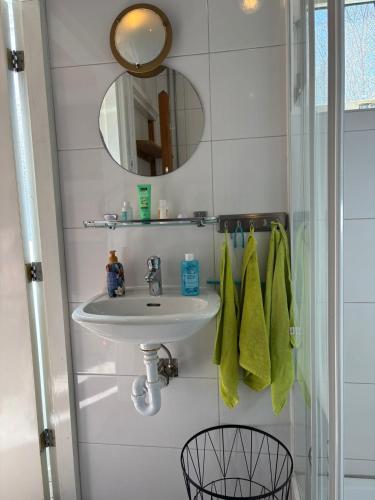 a bathroom with a sink and a mirror at Effe d'r ut in Hengelo