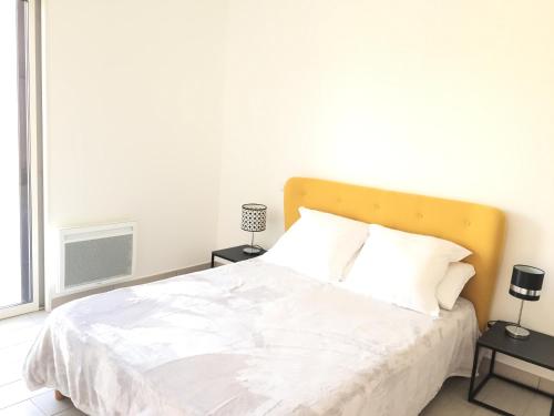 リル・ルッスにあるRésidence San Pancraziuのベッドルーム1室(白いシーツと枕のベッド1台付)