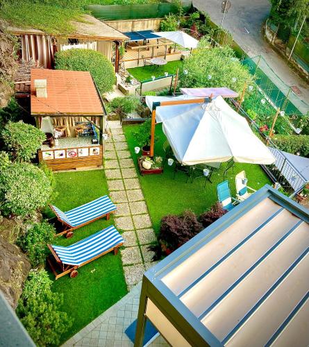 an overhead view of a backyard with chairs and umbrellas at La Casa sulla Roccia in Pisogne