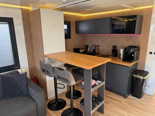 a small kitchen with a table and a couch at Hausboot mit Sauna - TraumZeitBoot Heidi - exklusiver Festlieger in perfekter Lage am Scharmützelsee Bad Saarow in Bad Saarow