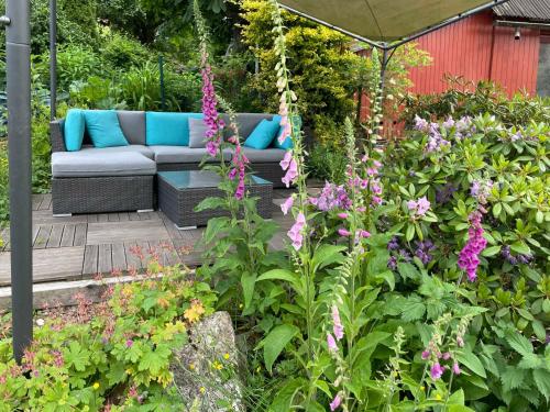a garden with a couch and some flowers at Gästehaus Bonaforth in Hannoversch Münden