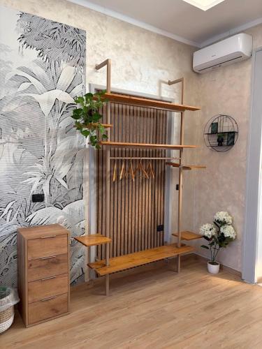 ein Zimmer mit einer Bank und einer Wand mit Pflanzen in der Unterkunft Dimora 78 in Capua