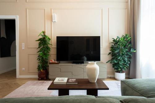 Modern 2-bedroom Flat - Prime Landstrasse Location