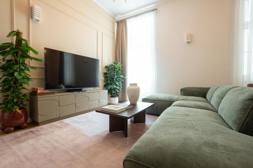 Modern 2-bedroom Flat - Prime Landstrasse Location