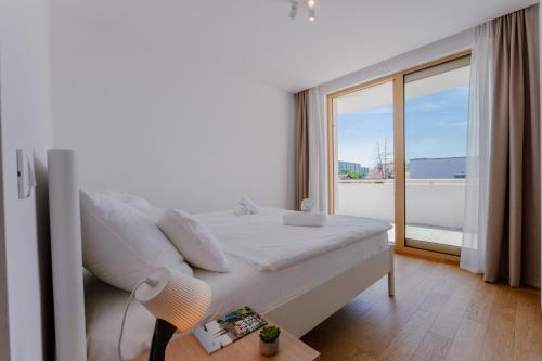 Modern 2BDR Apartment - Business Zone - Free Garage Parking