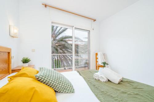 a bedroom with a bed and a large window at Jouvacations Villa 3 Freser con piscina compartida in Empuriabrava