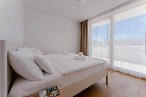 Modern 2BDR Apartment - Business Zone - Free Garage Parking