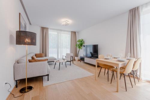 Modern 2BDR Apartment - Business Zone - Free Garage Parking