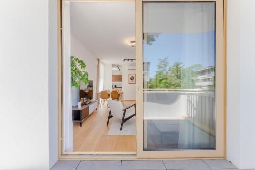 Modern 2BDR Apartment - Business Zone - Free Garage Parking