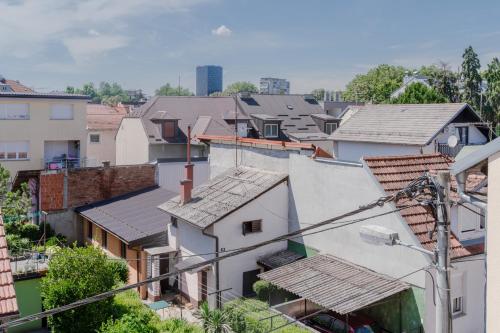 Modern 2BDR Apartment - Business Zone - Free Garage Parking