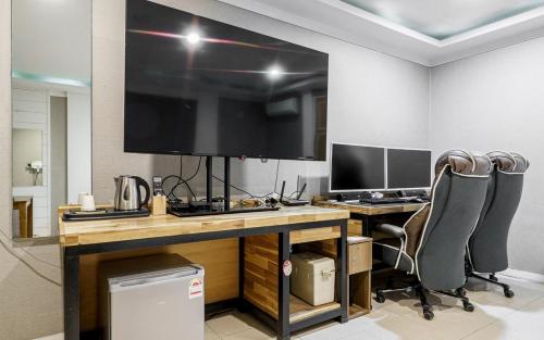 an office with a desk with a computer and two chairs at Cats Hotel in Puch'ŏn-yŏk