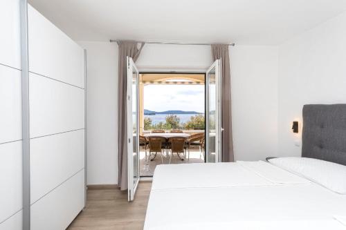 Apartments Ivan by the sea